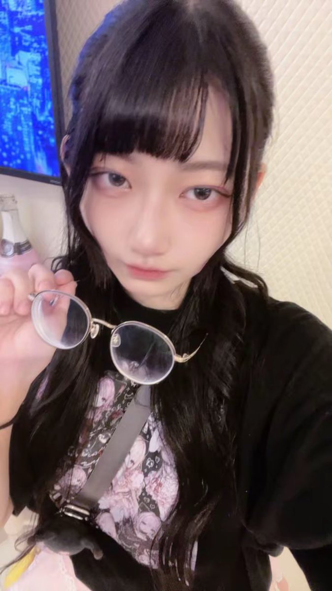 azami_pikopiko's tweet photo. いてます‼️
今日もいてます‼️8月最後だね‼️
やっぱり裸眼は盛れない💦この姿もあと少しなので目に焼き付けに来て〜‼️ https://t.co/Tqyp28apGE