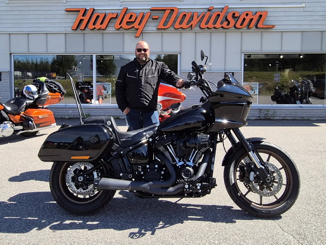 BretMamerdwp's tweet photo. When David chose a Harley-Davidson Low Rider ST 117, he made his motorcycle dream come true. This sport-touring bike has unmistakable West Coast attitude and a powerful 1, 923 cc Milwaukee-Eight V-Twin engine—built for aggressive cornering and long https://t.co/f7FRODLfv0