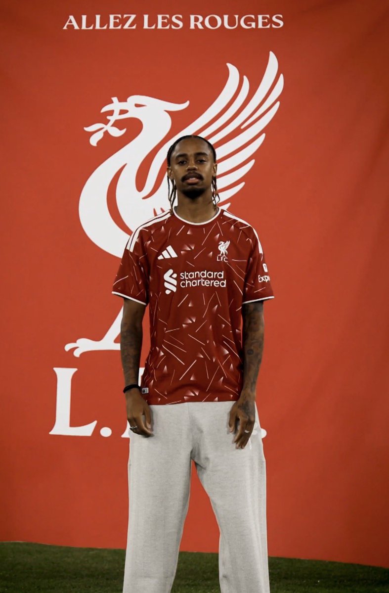 _BeFootball's tweet photo. 🚨🚨 BRADLEY BARCOLA 🇫🇷 S’EXPRIME SUR SON TRANSFERT À LIVERPOOL 🗣️❤️:

« Quand j'ai su que Liverpool s'intéressait à moi, JE NE ME SUIS PAS POSÉ DE QUESTIONS ET J'AI SU QUE C'ÉTAIT UN TRÈS GRAND CLUB POUR MOI. 

J'ai eu la chance de jouer deux fois dans ce stade et j'ai vu l'ambiance et la façon dont les supporters soutenaient les joueurs de Liverpool.

C'est une grande fierté de pouvoir jouer pour Liverpool. Je suis très content.

Cela a pris du temps mais je suis vraiment content aujourd'hui de pouvoir jouer pour Liverpool et tout ce que je veux, c'est être sur le terrain et pouvoir jouer.

J'espère réaliser de très grandes choses. TOUT D'ABORD, GAGNER LA PREMIER LEAGUE, C'EST L'UN DES PLUS GRANDS RÊVES DE MA VIE.

Je veux rester dans cette équipe sur le long terme — c'est pourquoi j'ai signé un long contrat — et j'espère y arriver. »

(Communiqué Liverpool)