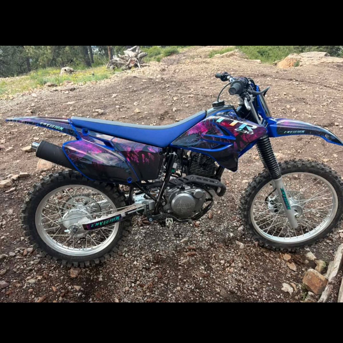 EfrainCompjf66's tweet photo. Graphics on, ready to hit the trails. @queenofthemountain_ https://t.co/smQ96Y8AJ3