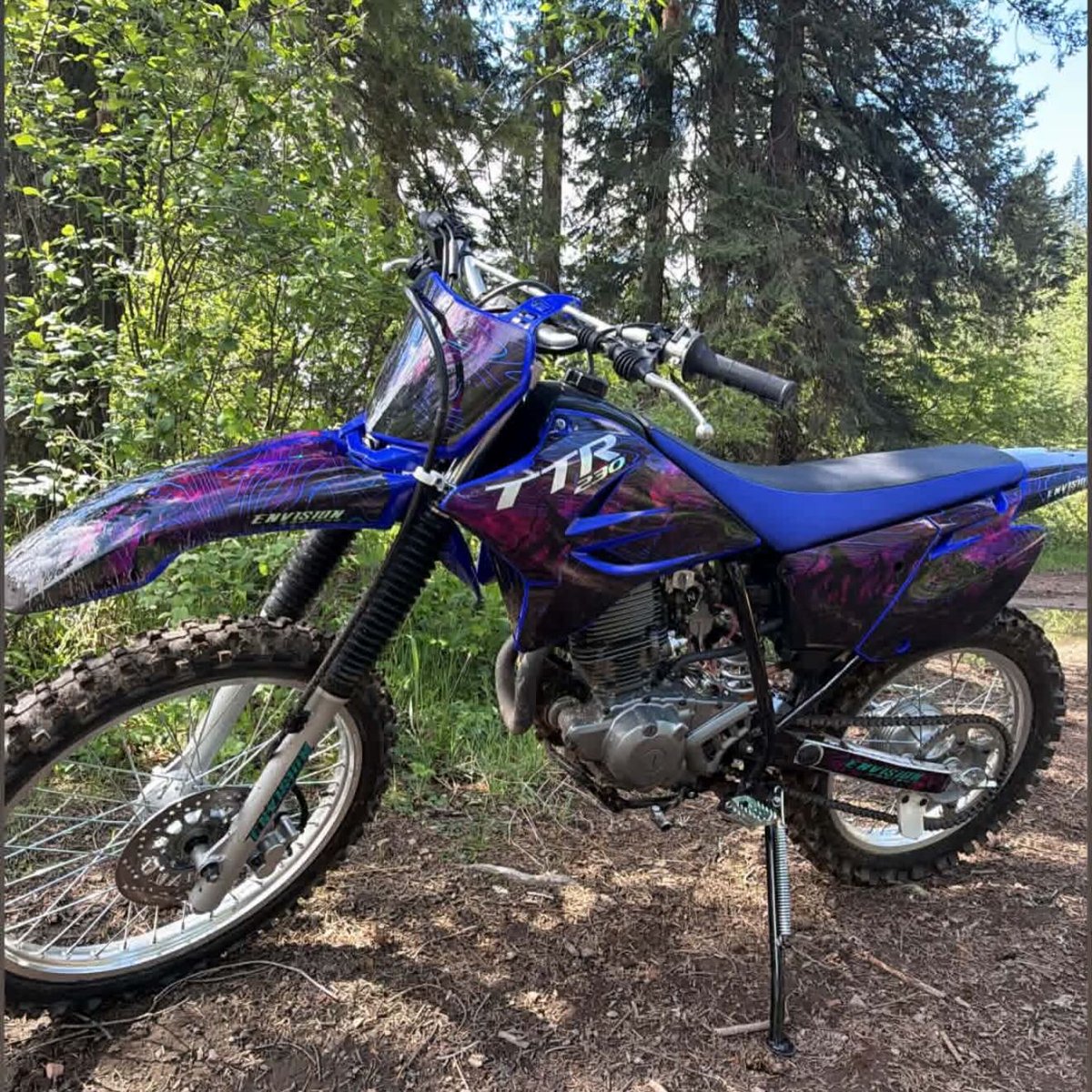 EfrainCompjf66's tweet photo. Graphics on, ready to hit the trails. @queenofthemountain_ https://t.co/smQ96Y8AJ3