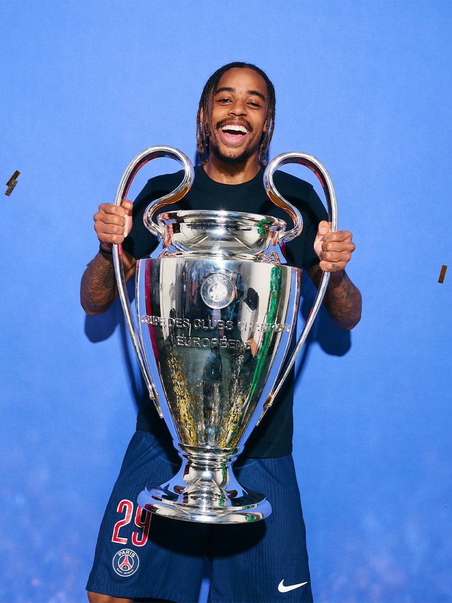 PSG_inside's tweet photo. Après trois saisons pleines sous les couleurs du Paris Saint-Germain, Bradley Barcola rejoint le Liverpool FC. 

À seulement 23 ans, l’attaquant français aura activement contribué à écrire l’histoire du Club, avec notamment 13 trophées remportés durant son passage à Paris.

➡️ https://t.co/6d0TPR9w8n