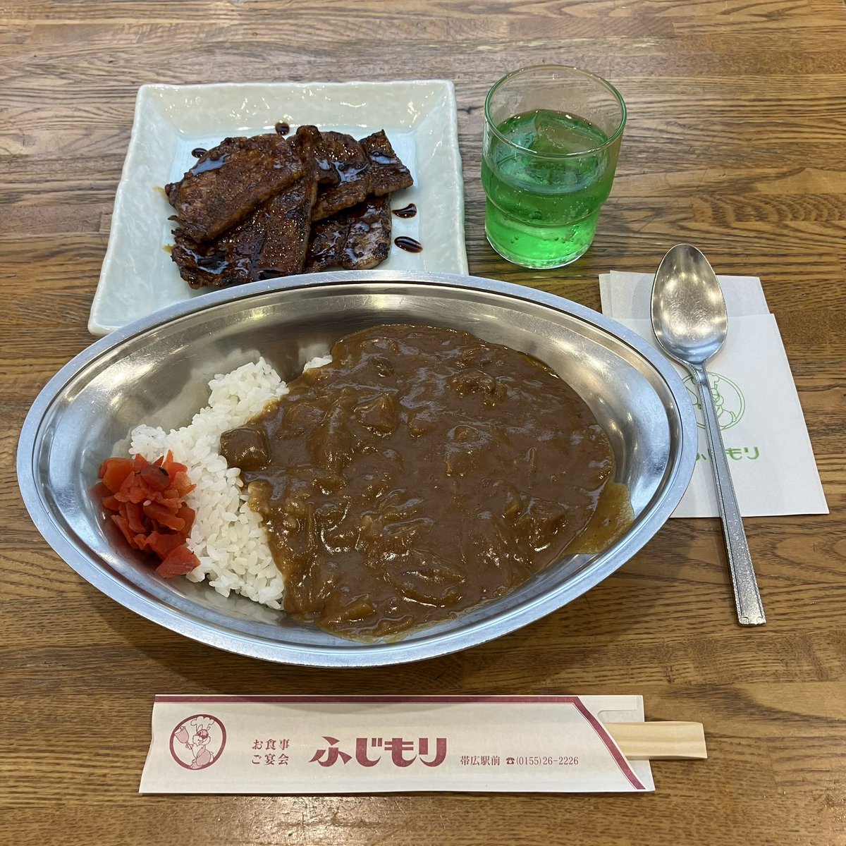 kasei_sc's tweet photo. 帯広で豚丼とインデアンカレーどっち食べようか迷ったら駅前のふじもりに行ってください！インデアンカレーと豚皿を注文したら豚丼インデアンカレーの完成です！！ｗ https://t.co/yBecv0srST