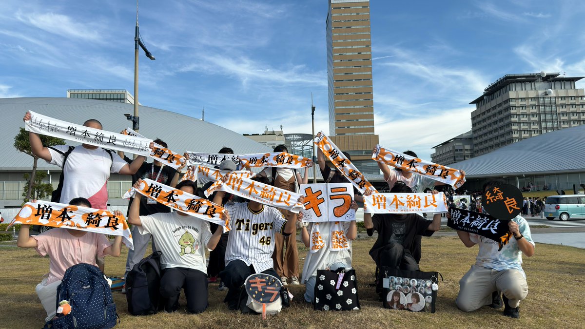 04runrun11's tweet photo. 香川公演での増本綺良ちゃん集合写真
2日間 暑い中ありがとうございました✨

ツアー最後の公演でも、集合写真に
多くのナカマが参加して下さり
本当にありがとうございました！

綺良ちゃんが好きな海を背景に
皆で撮影できたのも嬉しかったです✨

ツアー、お疲れ様でした‼️

#キラのナカマ集合写真 https://t.co/OgJrxAM2qO