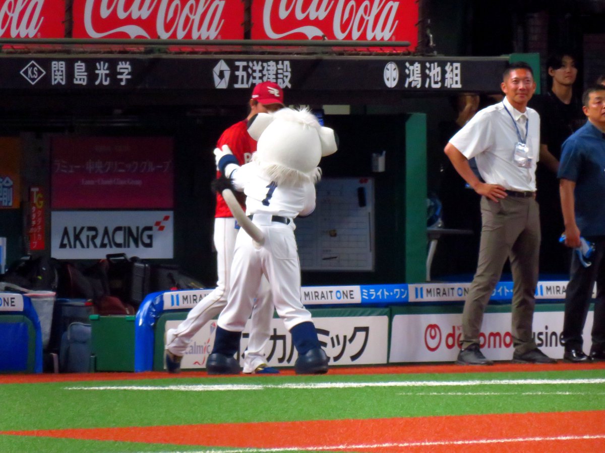 yamato_11_01's tweet photo. 昨日、ぼっち岸さんに栗山さん胴上げの輪に加わりなよ！と言っていたと思われるライナちゃんが可愛すぎました😭
ライナちゃんありがとう！！

#ライナ
#岸孝之 選手
#RakutenEagles
#seibulions https://t.co/wQThUVAtN7