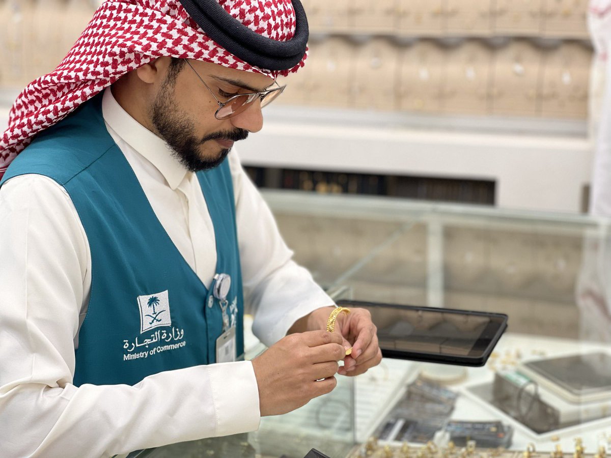 MCgovSA's tweet photo. "التجارة" تنفّذ أكثر من 28 ألف جولة رقابية على المنشآت التجارية خلال شهر أغسطس.

نفّذت وزارة التجارة أكثر من 28 ألف جولة رقابية على المنشآت التجارية ومنافذ البيع في جميع مناطق المملكة خلال شهر أغسطس 2026م.

وشملت الجولات الأسواق المركزية، ومنافذ بيع الذهب والمجوهرات، ومنافذ بيع القرطاسية والمستلزمات المدرسية، ومنافذ بيع الأجهزة الكهربائية والإلكترونية، وغيرها من منافذ البيع.

واستهدفت الجولات التحقق من توافر السلع والمنتجات وبدائلها المتنوعة، ووضوح الأسعار عبر بطاقات السعر، والرقابة على التخفيضات التجارية، والتأكد من امتثال المنشآت لأنظمة الوزارة.

وتواصل «التجارة» أعمالها الرقابية لتعزيز الامتثال، والحد من الممارسات التجارية المخالفة، وحماية حقوق المستهلكين، ورفع مستوى موثوقية الأسواق.