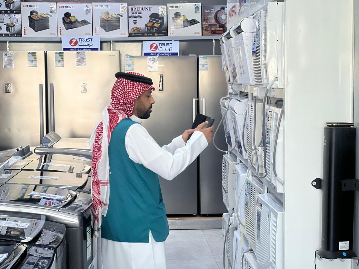 MCgovSA's tweet photo. "التجارة" تنفّذ أكثر من 28 ألف جولة رقابية على المنشآت التجارية خلال شهر أغسطس.

نفّذت وزارة التجارة أكثر من 28 ألف جولة رقابية على المنشآت التجارية ومنافذ البيع في جميع مناطق المملكة خلال شهر أغسطس 2026م.

وشملت الجولات الأسواق المركزية، ومنافذ بيع الذهب والمجوهرات، ومنافذ بيع القرطاسية والمستلزمات المدرسية، ومنافذ بيع الأجهزة الكهربائية والإلكترونية، وغيرها من منافذ البيع.

واستهدفت الجولات التحقق من توافر السلع والمنتجات وبدائلها المتنوعة، ووضوح الأسعار عبر بطاقات السعر، والرقابة على التخفيضات التجارية، والتأكد من امتثال المنشآت لأنظمة الوزارة.

وتواصل «التجارة» أعمالها الرقابية لتعزيز الامتثال، والحد من الممارسات التجارية المخالفة، وحماية حقوق المستهلكين، ورفع مستوى موثوقية الأسواق.
