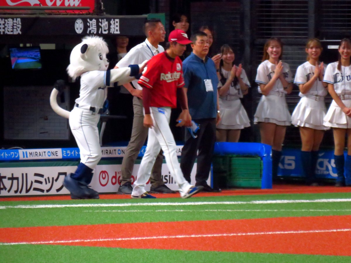 yamato_11_01's tweet photo. 昨日、ぼっち岸さんに栗山さん胴上げの輪に加わりなよ！と言っていたと思われるライナちゃんが可愛すぎました😭
ライナちゃんありがとう！！

#ライナ
#岸孝之 選手
#RakutenEagles
#seibulions https://t.co/wQThUVAtN7