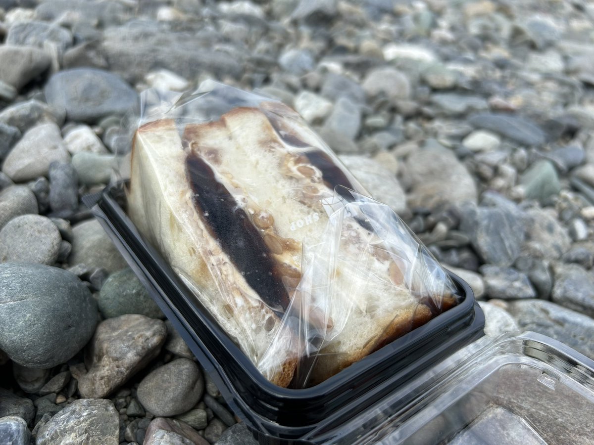 Murra_VV's tweet photo. 納豆コーヒーゼリーサンド、このビニールを剥いたあと白い納豆の糸がそよ〜と風に流されててめちゃくちゃ大笑いしました。 https://t.co/V2fL5P6Vnd