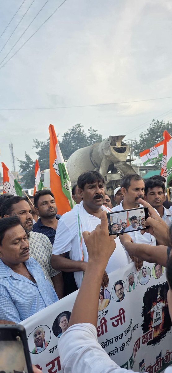 INCJharkhand_'s tweet photo. 📍 गोड्डा 

अखिल भारतीय कांग्रेस कमेटी के निर्देशानुसार झारखंड प्रदेश कांग्रेस कमेटी के आह्वान पर, नेता प्रतिपक्ष श्री Rahul Gandhi जी के विरुद्ध दर्ज दुर्भावनापूर्ण FIR तथा उत्तराखंड में भाजपा कार्यकर्ताओं द्वारा किए गए जातिवादी कृत्य के विरोध में जिला कांग्रेस कमेटी गोड्डा द्वारा  विरोध मार्च एवं पुतला दहन किया गया। 

सामाजिक न्याय, संवैधानिक समानता और नागरिकों की गरिमा की रक्षा के लिए कांग्रेस का संघर्ष जारी रहेगा। 

बड़ी संख्या में कार्यकर्ताओं ने शामिल होकर लोकतंत्र और संविधान की आवाज़ बुलंद किया।

@KRajuINC @INCIndia