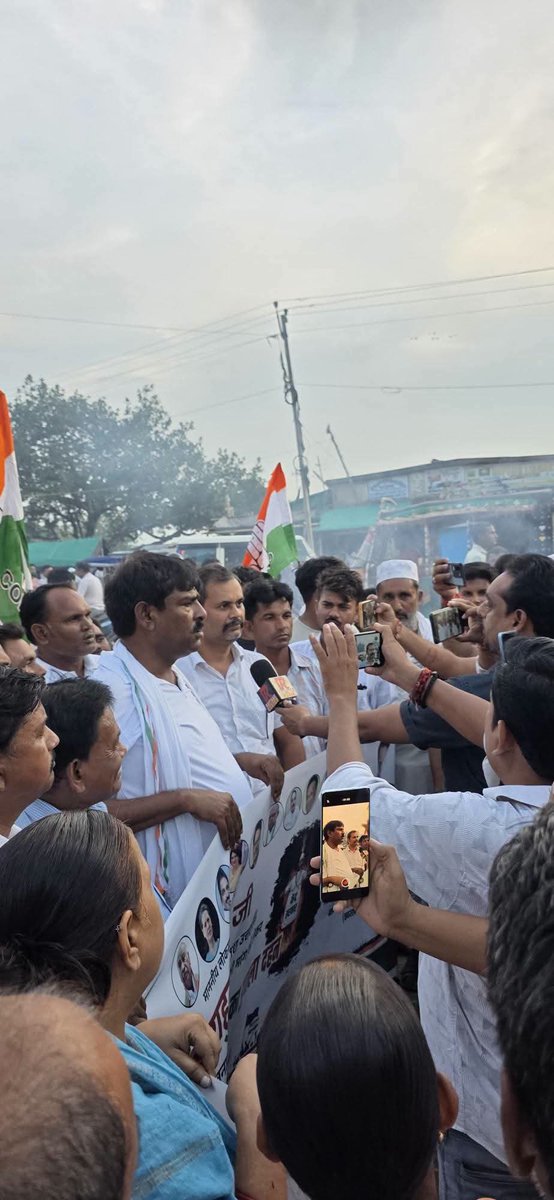 INCJharkhand_'s tweet photo. 📍 गोड्डा 

अखिल भारतीय कांग्रेस कमेटी के निर्देशानुसार झारखंड प्रदेश कांग्रेस कमेटी के आह्वान पर, नेता प्रतिपक्ष श्री Rahul Gandhi जी के विरुद्ध दर्ज दुर्भावनापूर्ण FIR तथा उत्तराखंड में भाजपा कार्यकर्ताओं द्वारा किए गए जातिवादी कृत्य के विरोध में जिला कांग्रेस कमेटी गोड्डा द्वारा  विरोध मार्च एवं पुतला दहन किया गया। 

सामाजिक न्याय, संवैधानिक समानता और नागरिकों की गरिमा की रक्षा के लिए कांग्रेस का संघर्ष जारी रहेगा। 

बड़ी संख्या में कार्यकर्ताओं ने शामिल होकर लोकतंत्र और संविधान की आवाज़ बुलंद किया।

@KRajuINC @INCIndia
