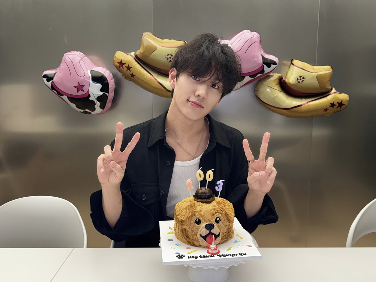 P1H_official's tweet photo. [📸] Hey takki it's my party 생일이잖아 맞지

#P1Harmony #피원하모니 #P1H #인탁 #INTAK #HAPPY_INTAK_DAY https://t.co/mGTDYh5ZAE