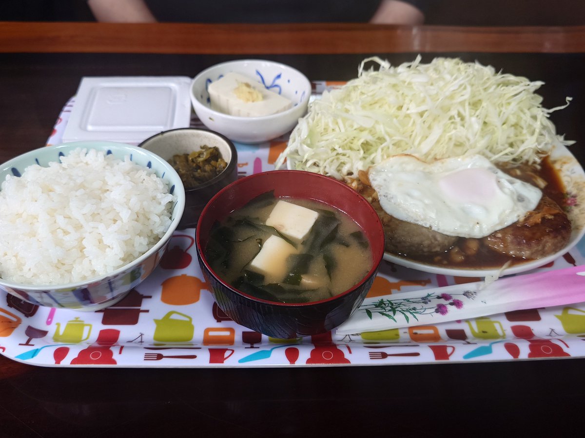 F4056314308's tweet photo. 今日のお昼ご飯
鹿沼市　じゃがいもさん
豚ステーキ定食＋ハンバーグ定食
あの肉が食べたくて2時間掛けて茨城からこちらまで🚗大判で柔らかにんにくビンビンに効いたタレが抜群に旨い💯山盛りキャベツ＋やっこ＋漬物＋納豆と豪華な御膳で腹パン😅ごちそうさまでした😆 https://t.co/XwvkyWhINi