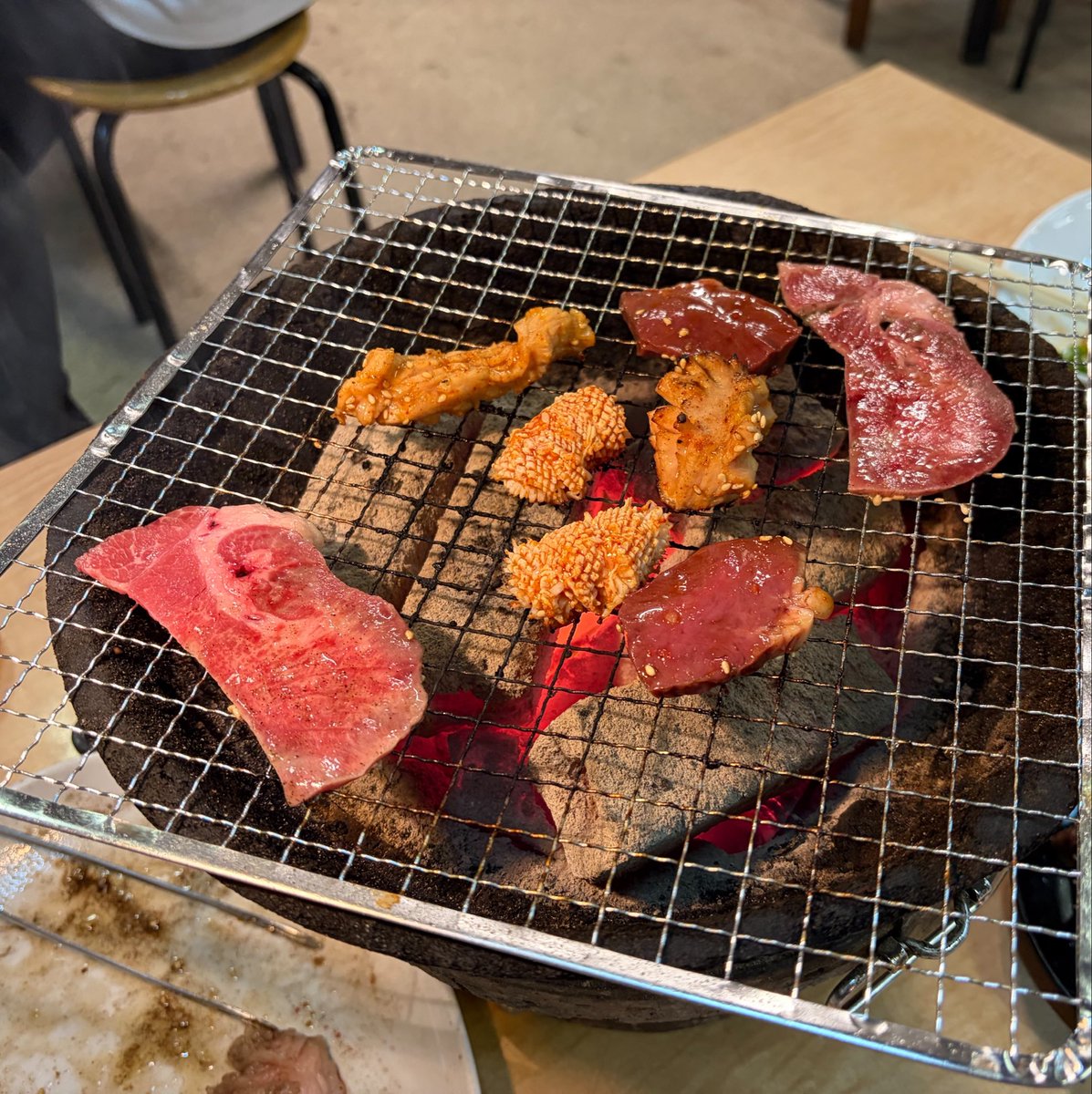 betch73's tweet photo. 仕事終わった。明日も仕事だけど、大阪・福島駅へ。6年振りのしちりん焼肉若葉屋へ。友人と呑みました。この辺りの店も随分と変わりましたが、こちらは相変わらず。ああ美味しい！〆のバクダンおに切りまで堪能しました。お腹パンパンです^_^ #しちりん焼肉若葉屋 #焼肉 #福島駅 https://t.co/zmjqMaqu3J