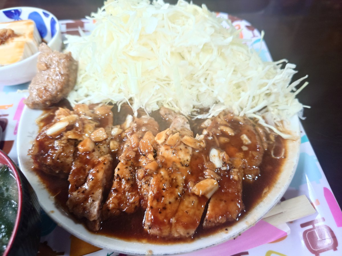 F4056314308's tweet photo. 今日のお昼ご飯
鹿沼市　じゃがいもさん
豚ステーキ定食＋ハンバーグ定食
あの肉が食べたくて2時間掛けて茨城からこちらまで🚗大判で柔らかにんにくビンビンに効いたタレが抜群に旨い💯山盛りキャベツ＋やっこ＋漬物＋納豆と豪華な御膳で腹パン😅ごちそうさまでした😆 https://t.co/XwvkyWhINi
