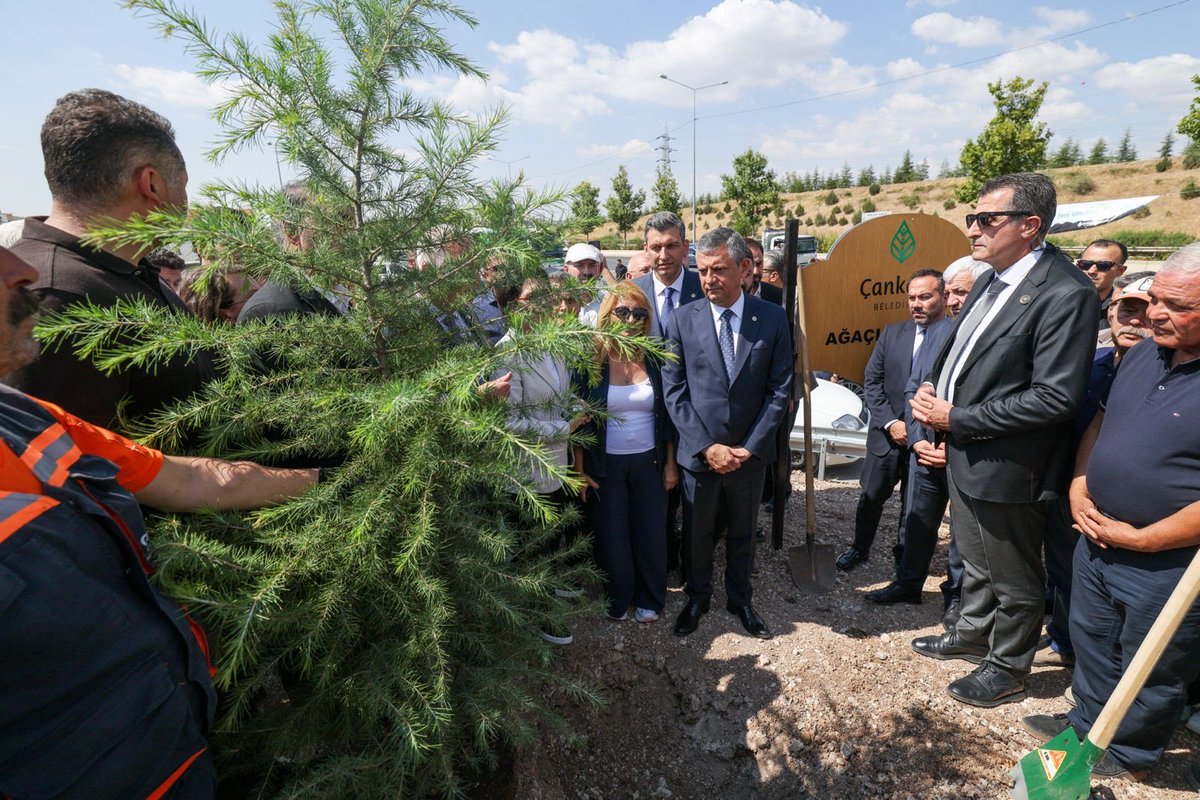 yenipartiyiz's tweet photo. Genel Başkanımız Özgür Özel, Ankara Çankaya’da Genel Merkezimizdeki ilk Parti Meclisi toplantısı öncesinde düzenlenen fidan dikme törenine katıldı. Tören sonrasında Genel Merkezimizdeki mesaisine başladı. https://t.co/DCQWIfCszy