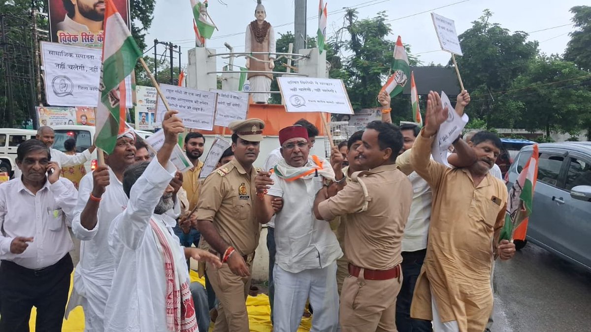 uspathak362's tweet photo. @RahulGandhi जी पर FIR दर्ज होने के खिलाफ @ballia जनपद में जिलाध्यक्ष उमाशंकर पाठक जी के नेतृत्व में जोरदार प्रदर्शन किया गया ।
@RahulGandhi @kharge @kcvenugopalmp  @AdvRajendraPal @kashikirai https://t.co/TGIetslyZq