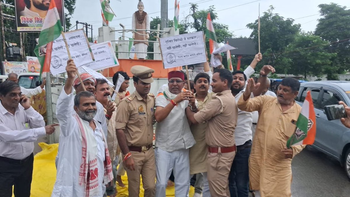 uspathak362's tweet photo. @RahulGandhi जी पर FIR दर्ज होने के खिलाफ @ballia जनपद में जिलाध्यक्ष उमाशंकर पाठक जी के नेतृत्व में जोरदार प्रदर्शन किया गया ।
@RahulGandhi @kharge @kcvenugopalmp  @AdvRajendraPal @kashikirai https://t.co/TGIetslyZq