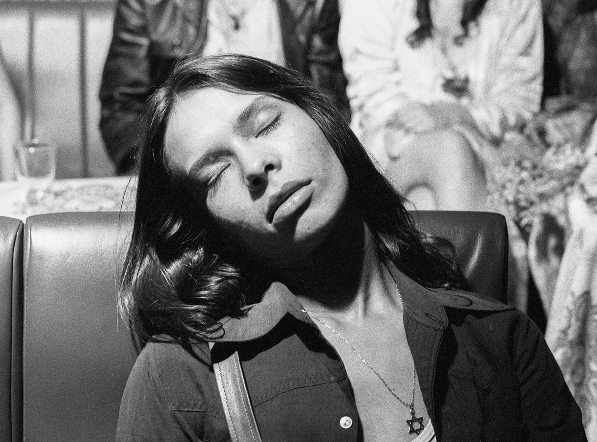 RevistaRaiz's tweet photo. “Mulheres da Boca”: exposição no MIS recupera imagens de documentário realizado na Boca do Lixo.

Fotografias feitas durante as filmagens do documentário de 1981 registram trabalhadoras do sexo, personagens e o cotidiano de uma região que reuniu prostituição, vida noturna e uma importante produção cinematográfica.

Quarenta e cinco anos depois do lançamento de “Mulheres da Boca” (1981), o MIS – Museu da Imagem e do Som apresenta uma exposição que recupera parte do material produzido durante as filmagens do documentário experimental dirigido por Cida Aidar e Inês Castilho. A mostra inaugura em 2 de setembro, no Espaço Maureen Bisilliat, em São Paulo, reunindo fotografias de Wagner Carvalho realizadas nas ruas da chamada Boca do Lixo, na região central da cidade, entre o final dos anos 1970 e o início dos anos 1980.

Veja mais na REVISTA RAIZ
https://t.co/9IyFT8a70F

(fotos Wagner Carvalho - divulgação)

#revistaraiz #WagnerCarvalho #bocadolixo #mis #documentario