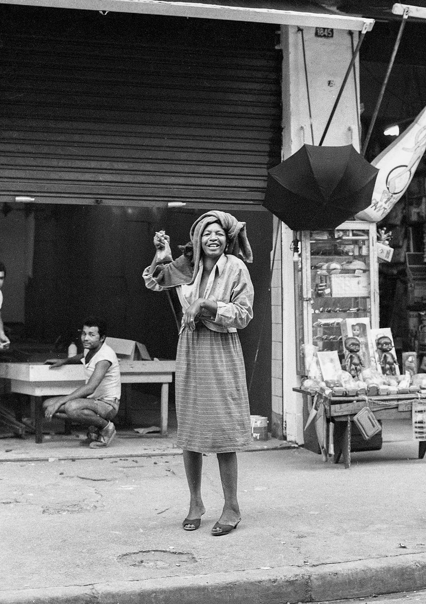 RevistaRaiz's tweet photo. “Mulheres da Boca”: exposição no MIS recupera imagens de documentário realizado na Boca do Lixo.

Fotografias feitas durante as filmagens do documentário de 1981 registram trabalhadoras do sexo, personagens e o cotidiano de uma região que reuniu prostituição, vida noturna e uma importante produção cinematográfica.

Quarenta e cinco anos depois do lançamento de “Mulheres da Boca” (1981), o MIS – Museu da Imagem e do Som apresenta uma exposição que recupera parte do material produzido durante as filmagens do documentário experimental dirigido por Cida Aidar e Inês Castilho. A mostra inaugura em 2 de setembro, no Espaço Maureen Bisilliat, em São Paulo, reunindo fotografias de Wagner Carvalho realizadas nas ruas da chamada Boca do Lixo, na região central da cidade, entre o final dos anos 1970 e o início dos anos 1980.

Veja mais na REVISTA RAIZ
https://t.co/9IyFT8a70F

(fotos Wagner Carvalho - divulgação)

#revistaraiz #WagnerCarvalho #bocadolixo #mis #documentario