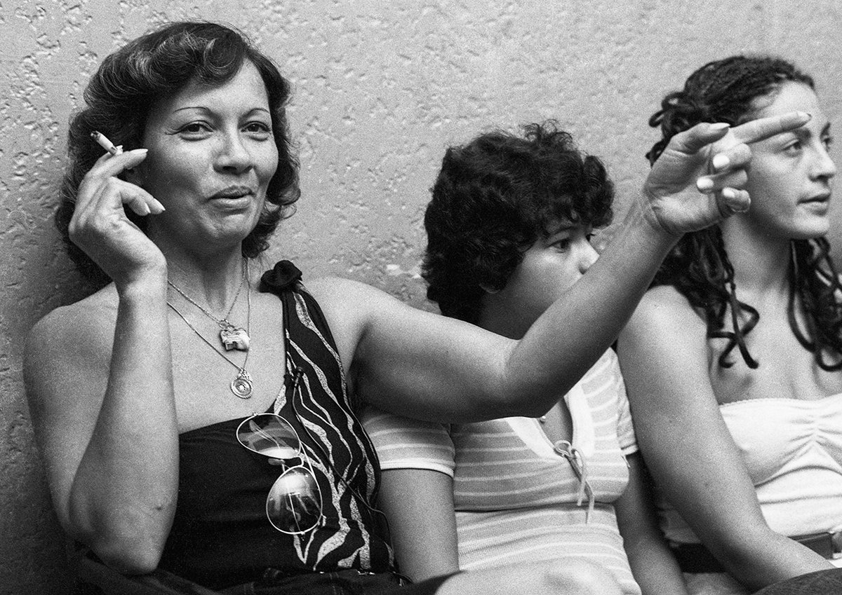 RevistaRaiz's tweet photo. “Mulheres da Boca”: exposição no MIS recupera imagens de documentário realizado na Boca do Lixo.

Fotografias feitas durante as filmagens do documentário de 1981 registram trabalhadoras do sexo, personagens e o cotidiano de uma região que reuniu prostituição, vida noturna e uma importante produção cinematográfica.

Quarenta e cinco anos depois do lançamento de “Mulheres da Boca” (1981), o MIS – Museu da Imagem e do Som apresenta uma exposição que recupera parte do material produzido durante as filmagens do documentário experimental dirigido por Cida Aidar e Inês Castilho. A mostra inaugura em 2 de setembro, no Espaço Maureen Bisilliat, em São Paulo, reunindo fotografias de Wagner Carvalho realizadas nas ruas da chamada Boca do Lixo, na região central da cidade, entre o final dos anos 1970 e o início dos anos 1980.

Veja mais na REVISTA RAIZ
https://t.co/9IyFT8a70F

(fotos Wagner Carvalho - divulgação)

#revistaraiz #WagnerCarvalho #bocadolixo #mis #documentario