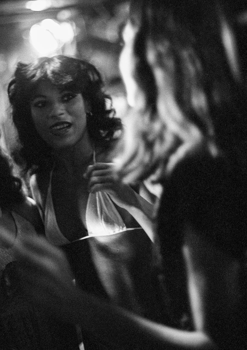 RevistaRaiz's tweet photo. “Mulheres da Boca”: exposição no MIS recupera imagens de documentário realizado na Boca do Lixo.

Fotografias feitas durante as filmagens do documentário de 1981 registram trabalhadoras do sexo, personagens e o cotidiano de uma região que reuniu prostituição, vida noturna e uma importante produção cinematográfica.

Quarenta e cinco anos depois do lançamento de “Mulheres da Boca” (1981), o MIS – Museu da Imagem e do Som apresenta uma exposição que recupera parte do material produzido durante as filmagens do documentário experimental dirigido por Cida Aidar e Inês Castilho. A mostra inaugura em 2 de setembro, no Espaço Maureen Bisilliat, em São Paulo, reunindo fotografias de Wagner Carvalho realizadas nas ruas da chamada Boca do Lixo, na região central da cidade, entre o final dos anos 1970 e o início dos anos 1980.

Veja mais na REVISTA RAIZ
https://t.co/9IyFT8a70F

(fotos Wagner Carvalho - divulgação)

#revistaraiz #WagnerCarvalho #bocadolixo #mis #documentario