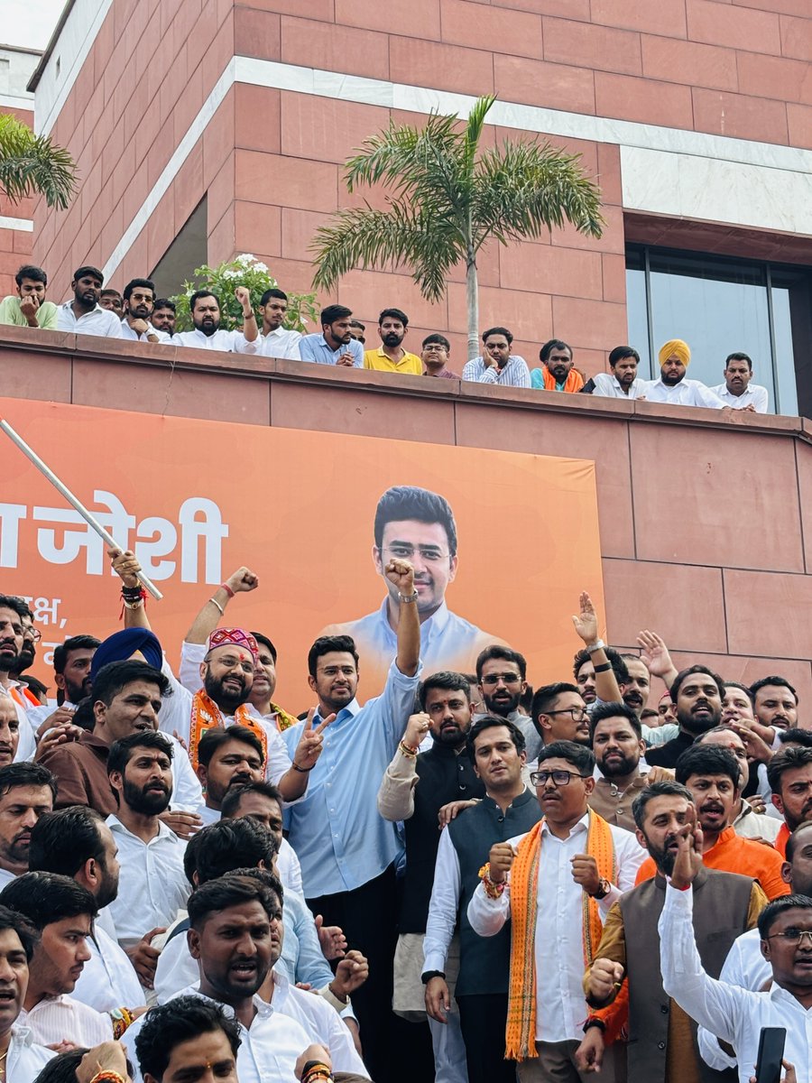 shyamtailorsjr's tweet photo. स्वर्णिम इतिहास से नव-सृजन के संकल्प की ओर—युवा मोर्चा! 🚩

आज भारतीय जनता पार्टी के दिल्ली स्थित केंद्रीय कार्यालय पहुँचकर भारतीय जनता युवा मोर्चा के नवनियुक्त राष्ट्रीय अध्यक्ष माननीय श्री @drhemangjoshimp जी के पदभार ग्रहण समारोह में सम्मिलित होकर उन्हें नवीन दायित्व के लिए हार्दिक शुभकामनाएँ एवं बधाई प्रेषित की।

साथ ही, विगत छह वर्षों में अपने कुशल नेतृत्व, ऊर्जावान कार्यशैली एवं संगठन के प्रति समर्पण से भारतीय जनता युवा मोर्चा को नई ऊँचाइयों तक पहुँचाने के लिए पूर्व राष्ट्रीय अध्यक्ष माननीय श्री @Tejasvi_Surya जी के प्रति हार्दिक आभार एवं अभिनंदन व्यक्त किया।

@BJP4India @BJP4MP @BJYM @MPBJYM