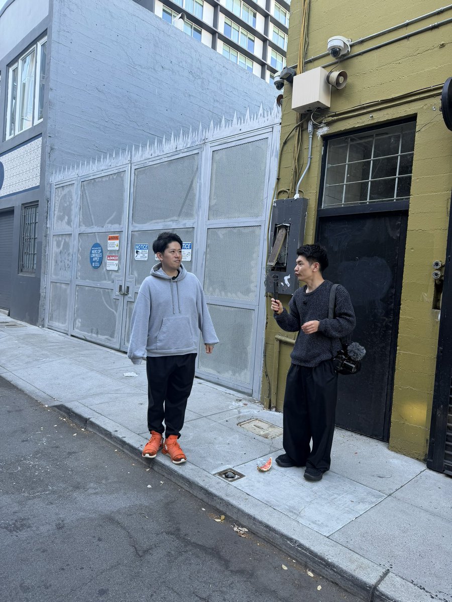 momoka_teramoto's tweet photo. サンフランシスコ撮影📹
Anyplaceの内藤さんに、著書にも出てきていた初期のオフィスや、実際に扱っている物件の案内をしてもらい撮影しました！
とにかく費用を抑えるため治安が良くないエリアに借りていたというオフィス。足元にスイカが落ちてることからもカオスさが窺えます😳 https://t.co/qx0lSv9xbJ