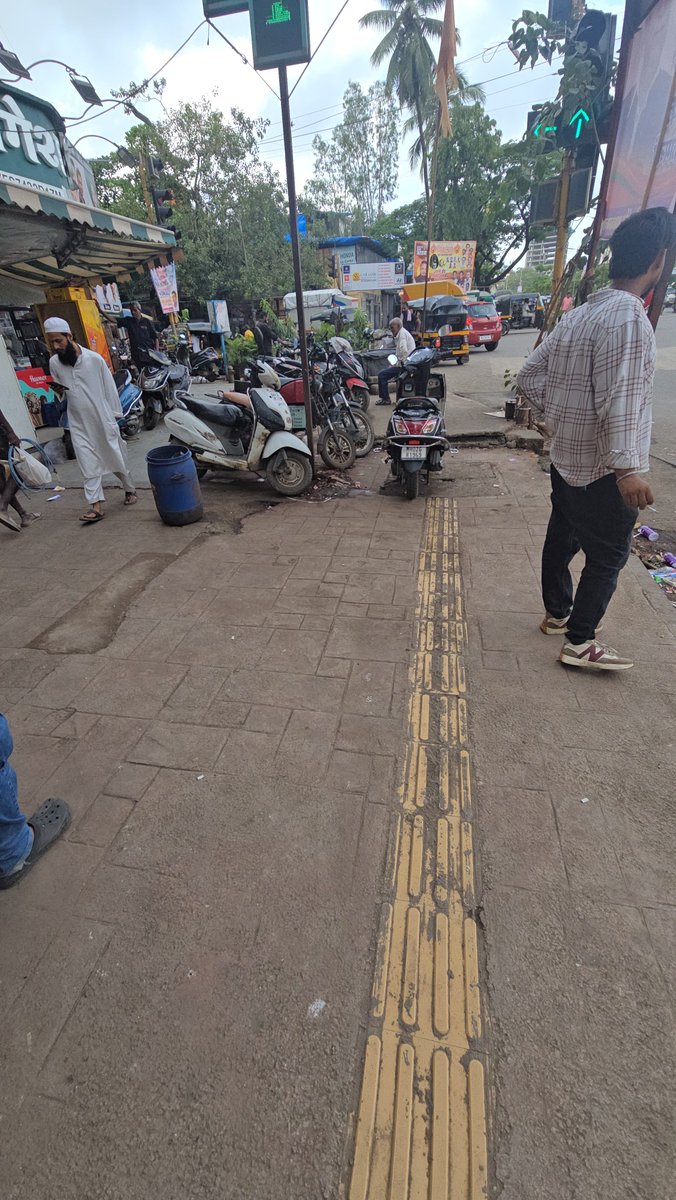 SangathanB's tweet photo. @CMOMaharashtra @TawdeRitu @Ganeshkhankar   @mybmc @mybmcWardRS @SanjayRupadhyay  
@MPLodha @mybmc @mumbaitraffic
 @CollectorMsd @Yogeshsagar09 @AslamShaikh_MLA

मासूम की मौत के बाद भी जारी है फुटपाथ पर पार्किंग

चार महीने बाद भी नहीं बदले हालात अवैध धंधों से बढ़ी परेशानी

मुंबई। कांदिवली पश्चिम, चारकोप के गणेश नगर में मासूम बच्ची की हादसे में हुई मौत को करीब चार महीने बीत चुके हैं, लेकिन हादसे वाली जगह पर हालात अब भी जस के तस हैं। गौरतलब है कि ओल्ड लिंक रोड स्थित पूजा बिल्डिंग के सामने आईएमपी सिग्नल पर सुबह और स्कूल छूटने के समय स्कूली बच्चे तेज रफ्तार वाहनों के बीच से सड़क पार करने को मजबूर हैं।
स्थानीय नागरिकों का आरोप है कि पूजा बिल्डिंग के सामने फुटपाथ पर अवैध रूप से वाहनों की पार्किंग की जाती है और फुटपाथ के बड़े हिस्से पर दुकानदारों का कब्जा है। इसके अलावा सिग्नल के आसपास कथित तौर पर अवैध धंधे भी चल रहे हैं। ऐसे में पैदल चलने वाले नागरिकों के लिए फुटपाथ पर चलने की जगह नहीं बचती और उन्हें मजबूरी में सड़क पर उतरना पड़ता है।
जानकारी के अनुसार, स्कूल जाने वाले रास्ते पर सड़क किनारे वाहनों की पार्किंग और फुटपाथ पर फेरीवालों के कब्जे के कारण सबसे ज्यादा परेशानी बच्चों को होती है। स्थानीय लोगों का कहना है कि हादसे के बाद सुरक्षा व्यवस्था मजबूत करने की बातें हुई थीं, लेकिन आज भी सिग्नल पर स्थायी रूप से ट्रैफिक पुलिस की तैनाती नजर नहीं आती।
वहीं भाबरेकर नगर के कामराज मार्ग पर बीएमसी स्कूल से मुस्कुराहट बिल्डिंग तक अवैध रिक्शा पार्किंग की समस्या भी बनी हुई है। स्थानीय नागरिकों का आरोप है कि रात के समय यहां असामाजिक तत्वों का जमावड़ा रहता है। इसके बावजूद पुलिस, ट्रैफिक विभाग और मनपा प्रशासन की ओर से प्रभावी कार्रवाई नहीं की जा रही है।
स्थानीय नागरिकों का सवाल है कि जब फुटपाथ पर पार्किंग और कथित अवैध धंधों पर कार्रवाई नहीं होगी तो पैदल चलने वाले और स्कूली बच्चे सुरक्षित कैसे रहेंगे? उनका कहना है कि किसी और हादसे का इंतजार करने के बजाय प्रशासन को तत्काल कार्रवाई कर फुटपाथ खाली कराना और सिग्नल पर सुरक्षा व्यवस्था मजबूत करनी चाहिए।