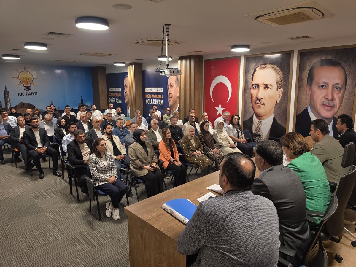 HamitSumer21's tweet photo. 📍AK Parti Diyarbakır İl Başkanlığı

Milletvekilimiz Sayın Suna Kepolu Ataman’ın katılımıyla;

İl Yönetim Kurulu Üyelerimizle istişare ve değerlendirme toplantımızı gerçekleştirdik.

Diyarbakır’ımız için yürüttüğümüz çalışmaları, teşkilatımızın sahadaki çalışmalarını ve önümüzdeki döneme dair hedeflerimizi değerlendirdik.

Birlik ve beraberlik içerisinde, aynı heyecan ve kararlılıkla çalışmaya devam edeceğiz.

Rabbim, şehrimiz ve milletimiz için attığımız her adımı hayırlı eylesin.
