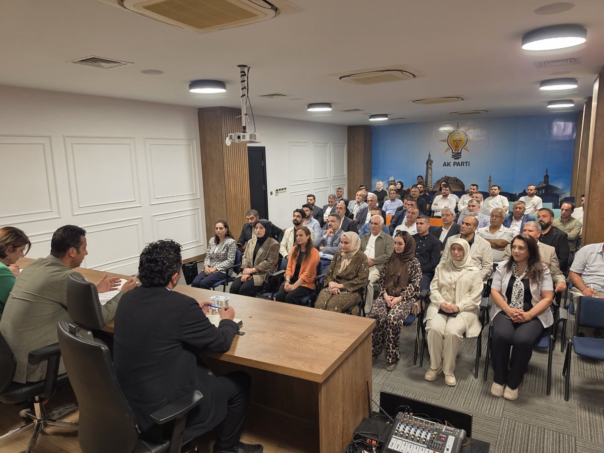 HamitSumer21's tweet photo. 📍AK Parti Diyarbakır İl Başkanlığı

Milletvekilimiz Sayın Suna Kepolu Ataman’ın katılımıyla;

İl Yönetim Kurulu Üyelerimizle istişare ve değerlendirme toplantımızı gerçekleştirdik.

Diyarbakır’ımız için yürüttüğümüz çalışmaları, teşkilatımızın sahadaki çalışmalarını ve önümüzdeki döneme dair hedeflerimizi değerlendirdik.

Birlik ve beraberlik içerisinde, aynı heyecan ve kararlılıkla çalışmaya devam edeceğiz.

Rabbim, şehrimiz ve milletimiz için attığımız her adımı hayırlı eylesin.