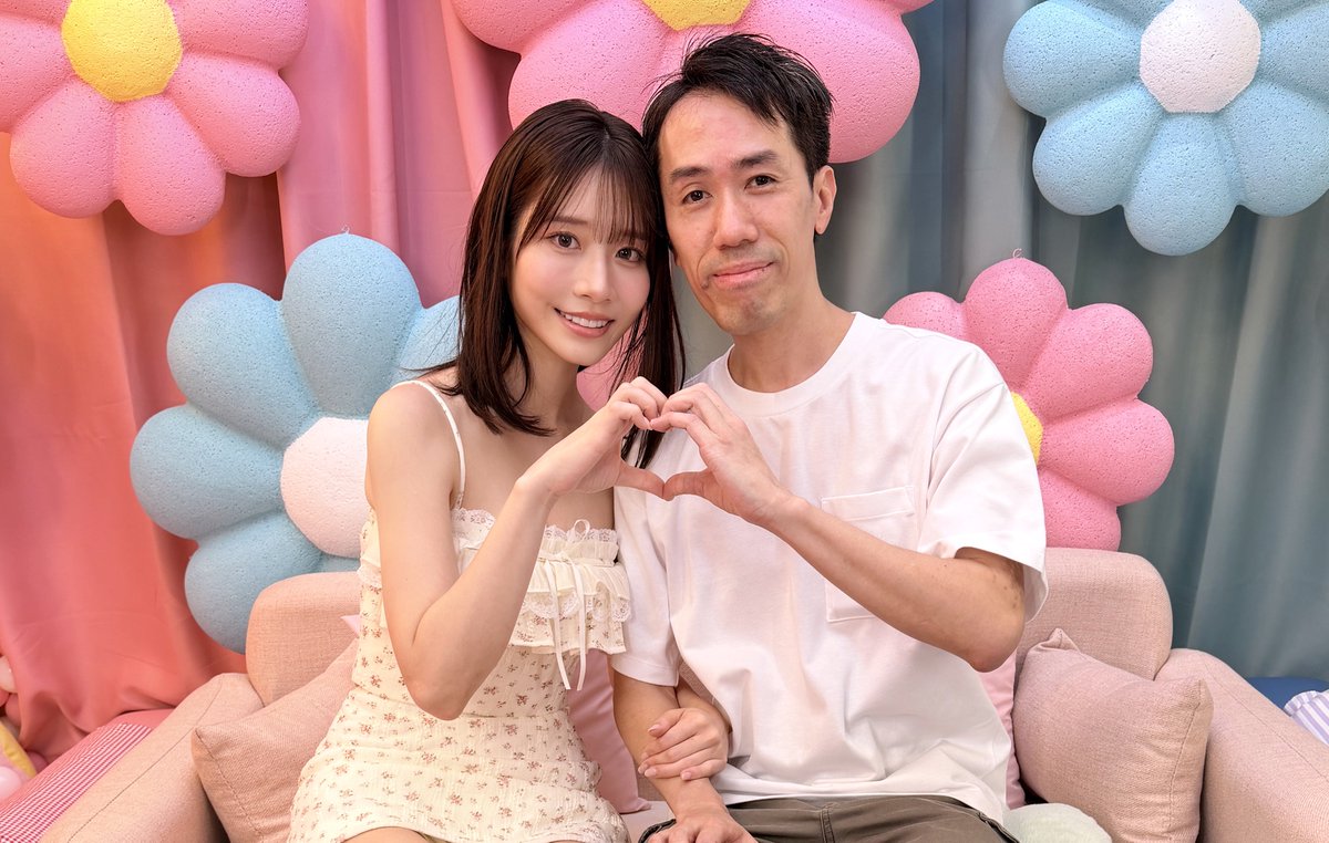 Edmond_Lee_Ede's tweet photo. Sixtoy様が、私の最推しである彩���ちゃんを再び香港に招待し、2日間のファンミーティングを開催してくださるなんて、本当に嬉しすぎます！��✨
サイン券、撮影券、ボイス券、チェキ券に加えて、なんと至近距離で見つめ合える券や、彩花ちゃんが私にお菓子を「あーん」って食べさせてくれる券まで手に入れちゃいました…！興奮しすぎて、緊張で汗が止まりません！こんな神すぎる特典に本当に感謝しています！❤️

このオフラインの集まりでは、みんなで中華料理を楽しんだり、あやかちゃんに気になることを質問したり、ゲームをしたり、そして何より、みんなが本当に楽しみにしている歌の時間があります！✨

さらに嬉しかったのは、最後のゲームで彩花ちゃんが私のすぐ隣に座ってくれたこと！それだけでも最高の報酬だったのに、なんと勝って宝物までもらえたんです！もう最高に嬉しかった！

撮影とサイン会の時間には、フラスタにある彩花ちゃんのパネルが、なんであ��なに大きいのかを本人に一生懸命説明しました😂  

こうして、楽しすぎる2日間の思い出が、しっかりと私の脳裏に焼き付きました。💜

私がプレゼントしたお守りと、マイメロのシウマイぬいぐるみ、それからあのバッグも気に入ってもらえると嬉しいな。🥰

また11月に会おうね！💪🏻

@Saika_Kawakita 
#河北彩花