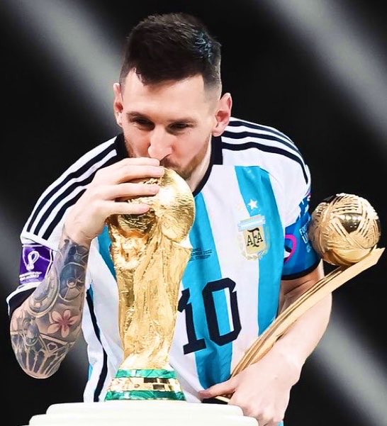 drkavi22's tweet photo. LIONEL MESSI HAS JUST ANNOUNCED HIS RETIREMENT.🥺♥️🩵

Thank you for memories ⚽️🏟️

#LionelMessi #Messi #FootballFans https://t.co/b3ZTi6sSBW