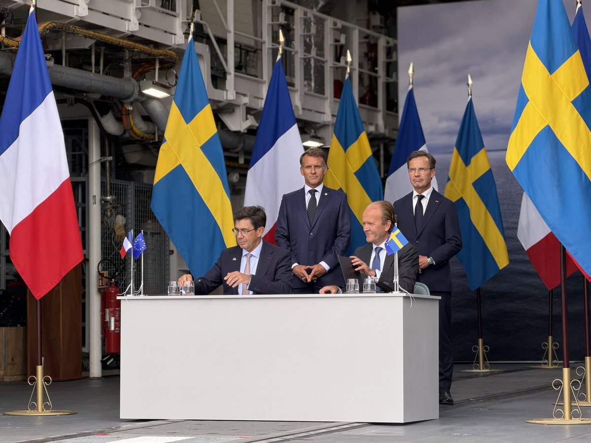 FranceinSweden's tweet photo. 🇸🇪🇫🇷 Today, @EmmanuelMacron and @SwedishPM, signed a framework agreement to deepen our defense cooperation. 

Sweden and @navalgroup also signed a contract for the acquisition of 4 Defense and Intervention Frigates (FDI) for the Royal Swedish Navy. https://t.co/0nlxU8HLra