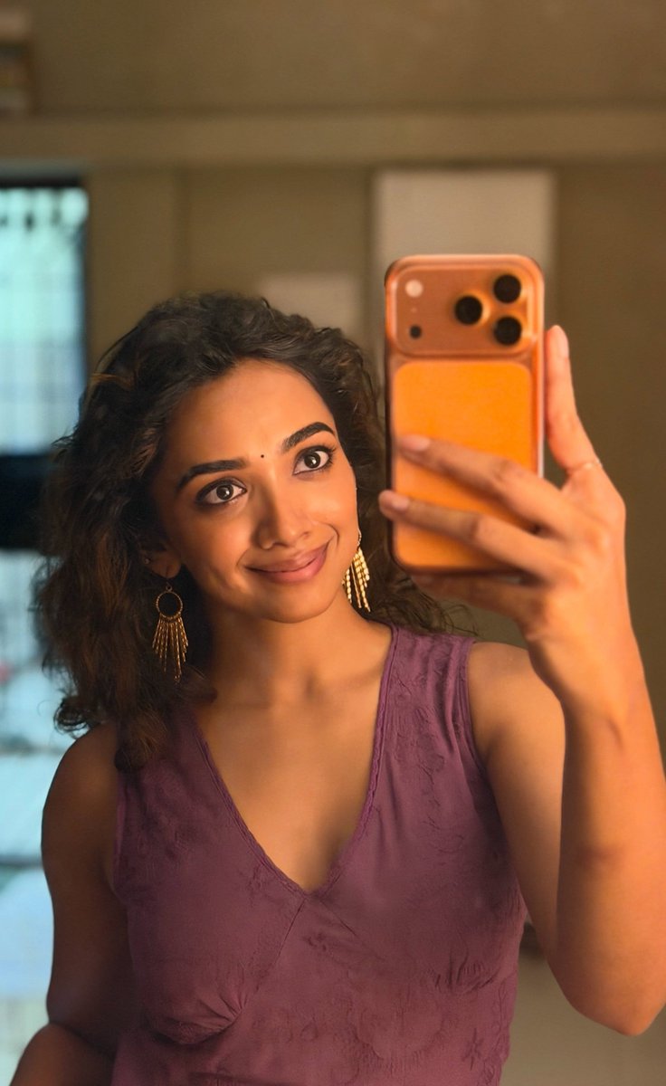 INDACTRESSPIC's tweet photo. That purple top is doing the least. Her smile is doing the most. https://t.co/9AqyhMWvez