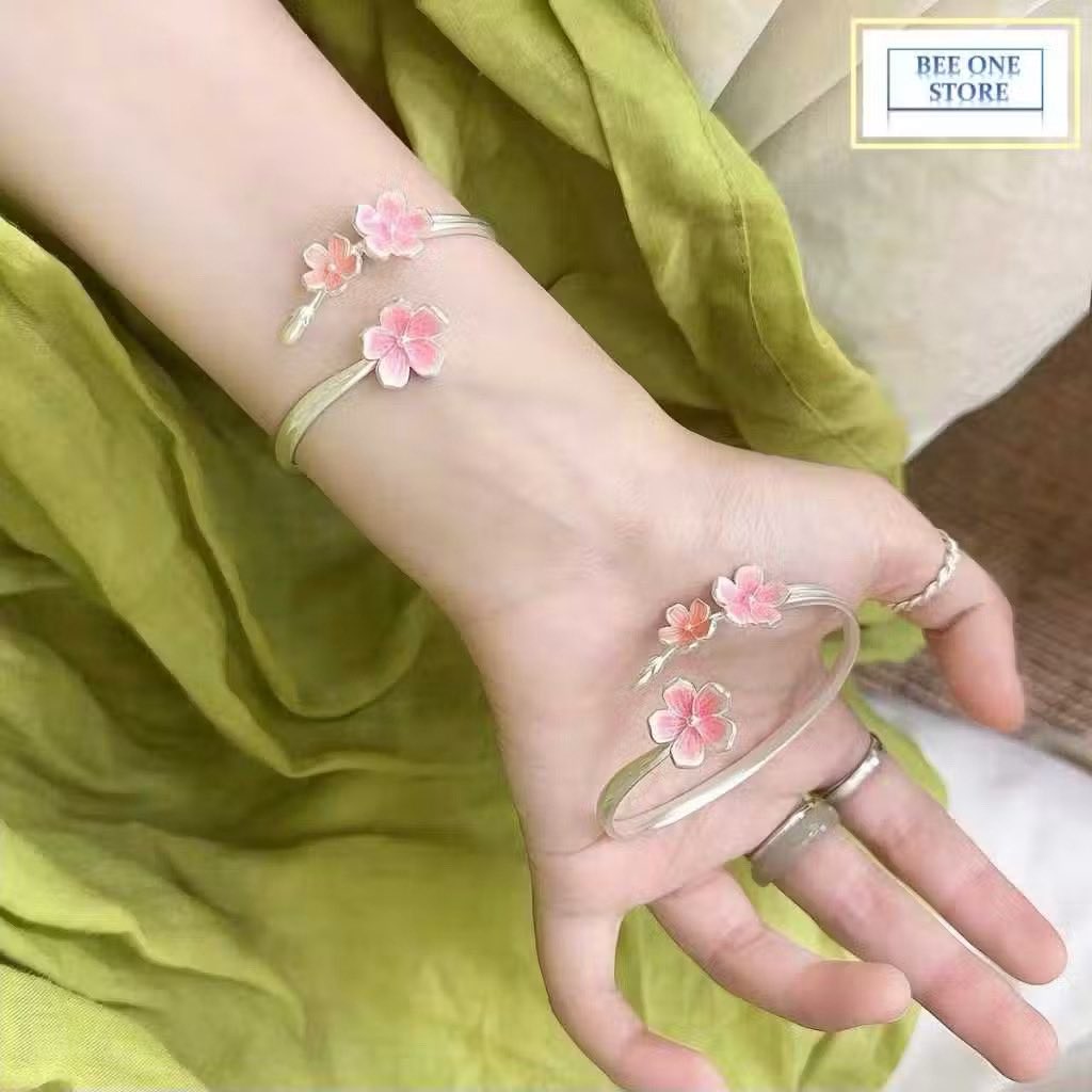 Bewtifwul's tweet photo. a little flower bracelet for a little extra pretty 🌷
simple, feminine, and so cute. ini sih cantik banget buat dipake sehari-hari 
🩰— https://t.co/FBRnABzopw https://t.co/BU5jhWtCaC