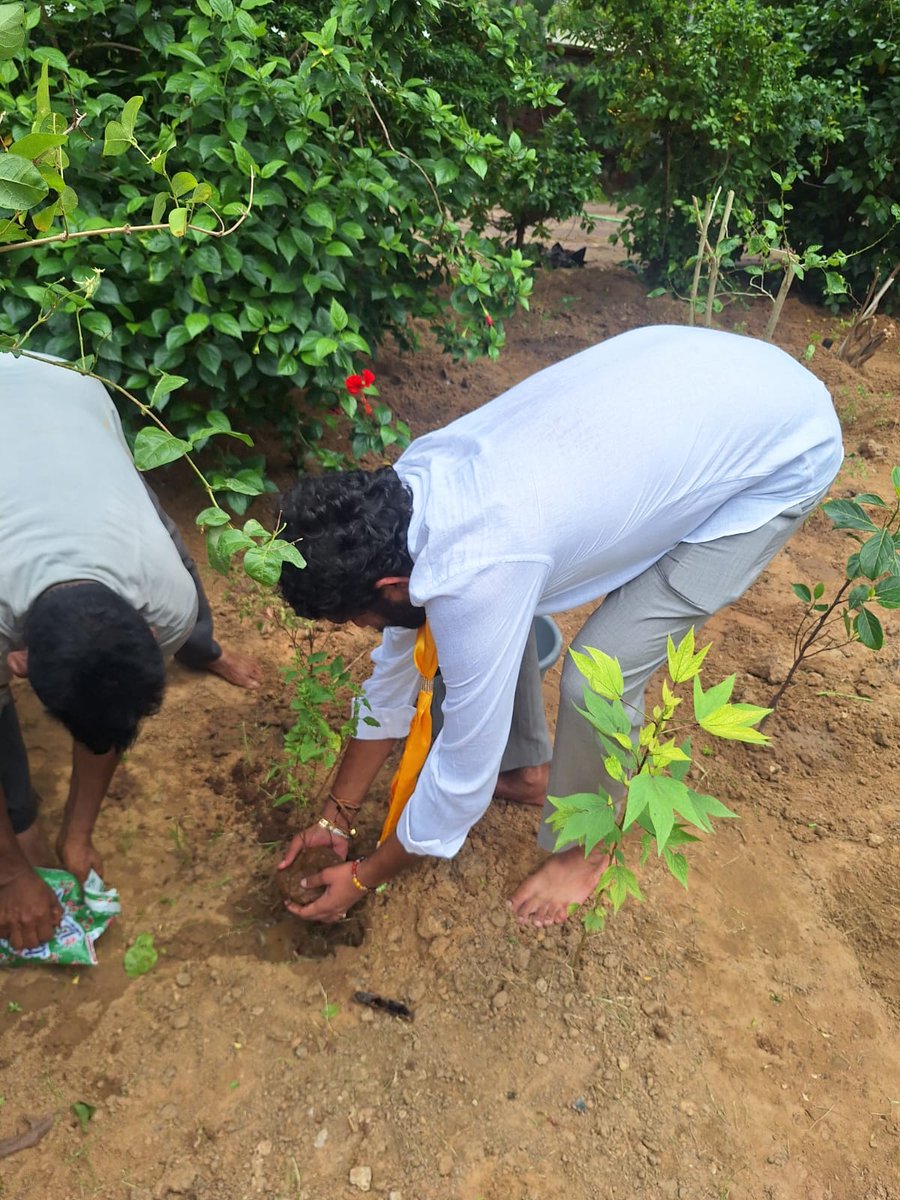 yamglobal1's tweet photo. Dhara Seva, Shiv Seva | Ahmedabad 
Under the Dhara Seva, Shiv Seva campaign, the Ahmedabad Chapter organised a plantation drive at Tirupati Balaji Temple, continuing the tradition of serving Dhara with devotion and dedication. https://t.co/WrTWkjAz7i