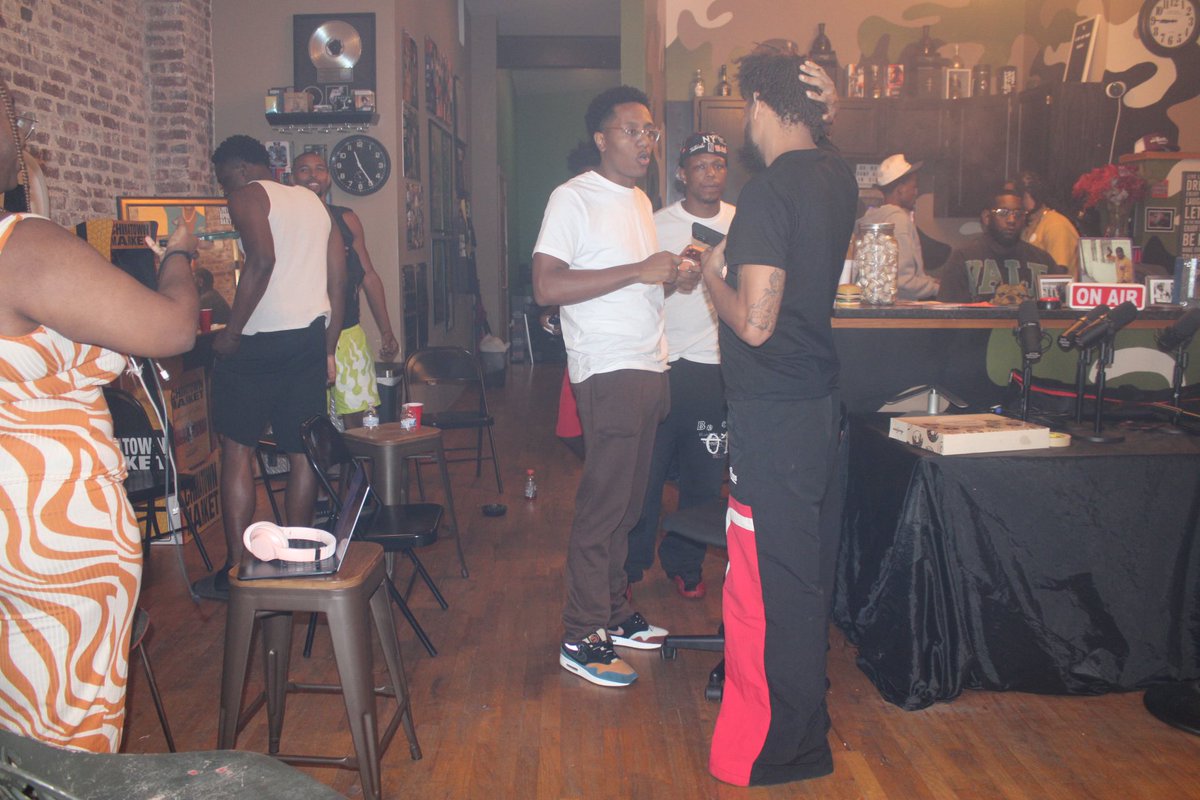 EarHustlin404's tweet photo. #EarHustlinMondays https://t.co/oc1HhXdakt