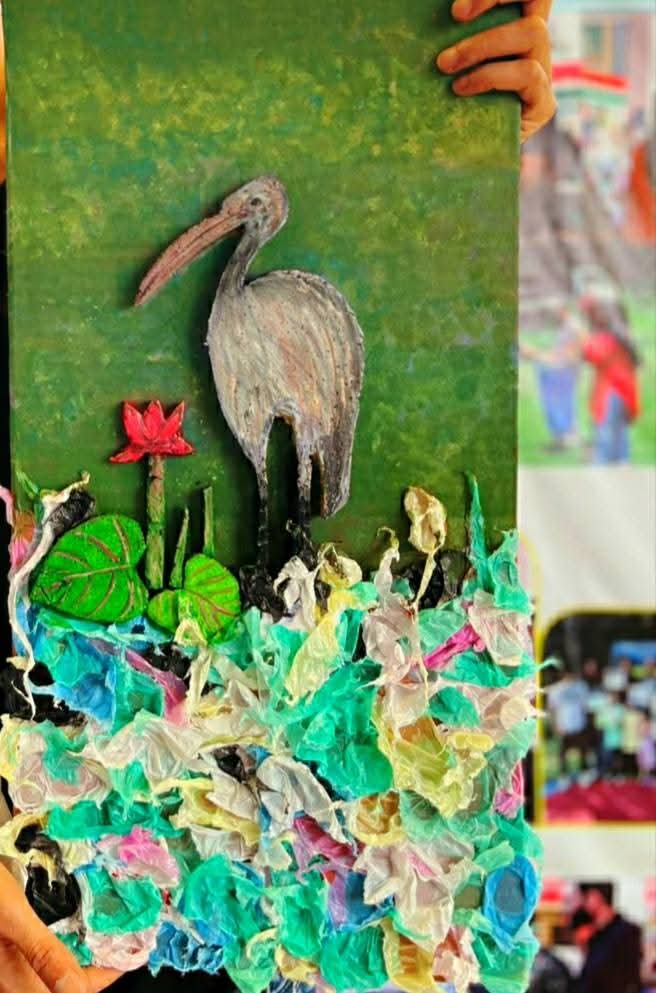 MudasirRehman_'s tweet photo. 🔥 Dekho! Kashmir ke Artist ne paint nahi, Polythene Waste se Painting bana di!
Polythene Waste Material Painting crafted by Mudasir Rehman Dar , Social Artist & Eco-Art Activist, #MudasirRehmanDar #EcoArt #EnvironmentalArt #WasteArt #PolytheneWaste #StopPolythene https://t.co/KoBnNsx1by
