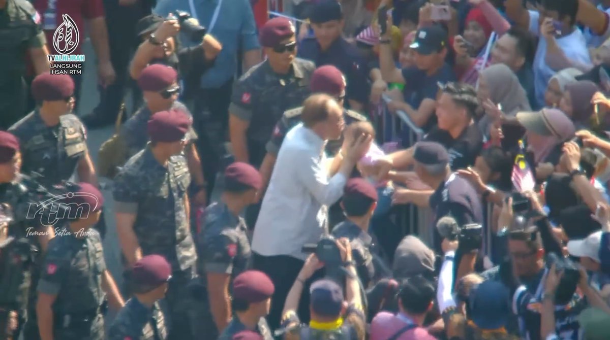 DrZulkifliHasan's tweet photo. PEMIMPIN BERJIWA RAKYAT: DARI RAKYAT, KEPADA RAKYAT

Before the nation, he is a leader. Before a child, he is simply human.

Momen indah yang merentas usia - daripada warga emas, golongan muda, hinggalah anak-anak kecil, semuanya disantuni dengan penuh rasa kasih dan tawaduk. 

Babak YAB Dato' Seri Anwar Ibrahim (PMX) mencium lembut dahi seorang anak kecil yang dihulurkan bapanya, adalah penzahiran jelas jiwa kepimpinan yang meletakkan kasih sayang serta ihsan sebagai tunjang utama.

Sentuhan kasih ini bukan sekadar lambang kepimpinan, tetapi cerminan jiwa yang sentiasa merendah diri di hadapan rakyat dan pencipta-Nya. Kepimpinan yang berteraskan ihsan dan pertimbangan nurani inilah yang memandu ikatan perpaduan tanah air dengan lebih utuh.

Semoga Allah ﷻ memelihara dan merahmati kepimpinan PMX, melindungi beliau daripada sebarang cercaan fitnah serta kejahatan, dan mengurniakan ketetapan untuk terus memimpin serta membawa reformasi kebajikan demi kemakmuran negara tercinta.

Kepimpinan berteraskan ihsan, memacu kesejahteraan ummah. Malaysia MADANI: Kesejahteraan Dinikmati. Fastabiqul khairat!

🤲🇲🇾

#SebarkanSalam

📷zaidzaideljamil & PMO

@anwaribrahim