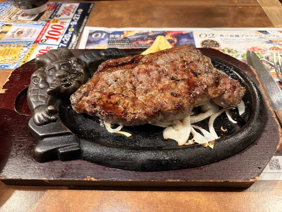 pompokoponhide's tweet photo. 今日はブロンコビリーへ🥩✨
炭焼き��ラックダイヤモンドサーロインステーキ300g‼️
岩塩で少々食べて、後はステーキソースで😋

サラダバーも食べ放題で2回おかわり🥗🤣
ドリンクバーも飲み放題🥤
お腹いっぱい大満足でした〜👍✨
ごちそうさまでした😋🥩 https://t.co/GqGmDQhWpR