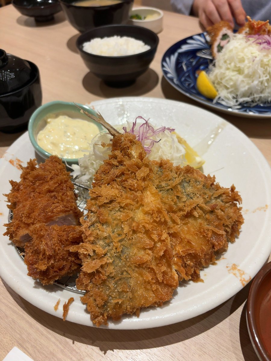 contrabass02's tweet photo. 今日は野菜の日。
という事で、腕時計買いに行った帰りに晩御飯でとんかつとアジフライ食べてきました。
当然キャベツお代わりして食べてきました���、野菜の日ですから。 https://t.co/SogE9WNHUH
