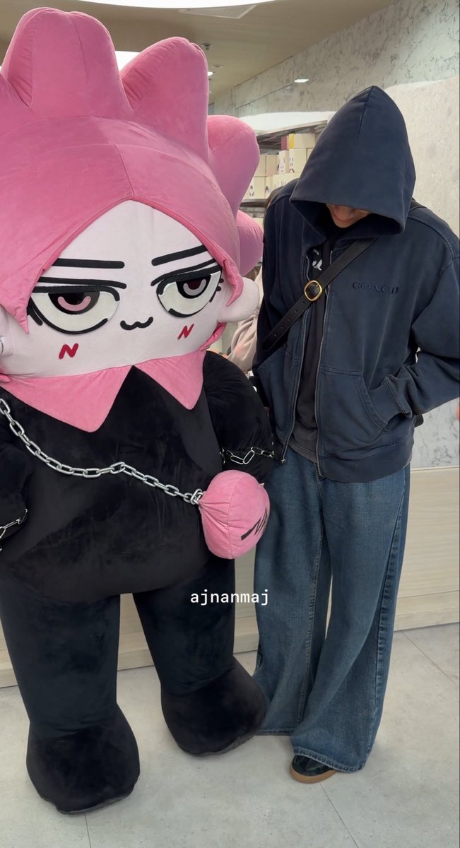 JibiaJubum's tweet photo. นีน่า : ไม่สลดแถมสดชื่นด้วยซ้ำ *เหยียบเท้าคนอื่น* https://t.co/VhjbypG5Ws