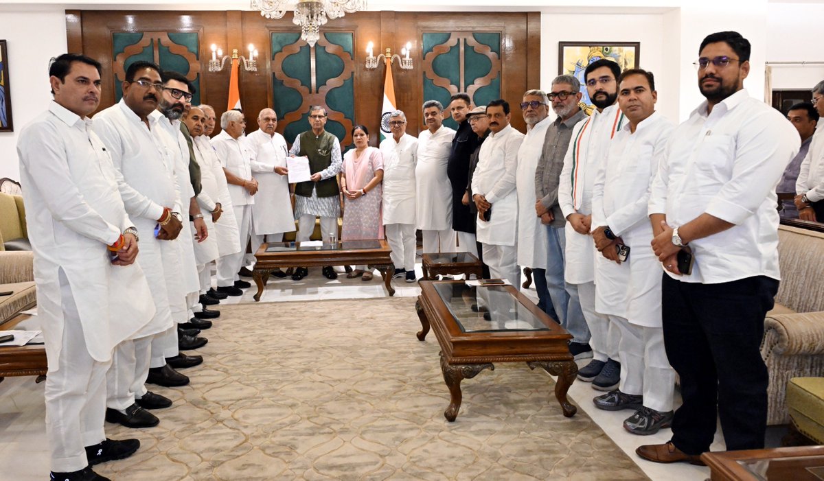 BhupinderShooda's tweet photo. आज कांग्रेस के एक प्रतिनिधिमंडल ने हरियाणा के महामहिम राज्यपाल को ज्ञापन सौंपा। जिसमें 27 अगस्त को विधानसभा सत्र के पहले दिन कांग्रेस विधायकों द्वारा लोकतांत्रिक एवं शांतिपूर्ण ढंग से अपना विरोध दर्ज करते हुए जनहित के महत्वपूर्ण मुद्दों जैसे बेरोजगारी, महंगाई, कानून व्यवस्था, HKRN, सफाई कर्मचारियों की हड़ताल, मंदिरों में चंदा चोरी, पेपर लीक व भारतीय राष्ट्रीय कांग्रेस के राष्ट्रीय अध्यक्ष का जातिसूचक क्रिया-कलापों के जरिए अपमान आदि मुद्दों को लेकर निकाले गए मार्च के दौरान कांग्रेस विधायकों के साथ हुए दुर्व्यवहार, धक्का-मुक्की, उनके विधानसभा परिसर में प्रवेश के दौरान अवरोध पैदा करने और उनके लोकतांत्रिक अधिकारों के उल्लंघन के संबंध में निष्पक्ष जांच कर उचित कार्रवाई की मांग की गई।

सभी विधायकगण निर्धारित सुरक्षा नियमों का पालन करते हुए हरियाणा विधानसभा परिसर के प्रवेश बिंदु तक बिना किसी अवरोध या अप्रिय घटना के पहुंचे थे। लेकिन, प्रवेश बिन्दु पर भारी पुलिस बल की तैनाती, विधानसभा के सुरक्षा कर्मियों का असामान्य असम्मानजनक, अनुचित एवं आक्रामक व्यवहार अभूतपूर्व था। हमें न केवल बलपूर्वक रोका गया बल्कि विधायकों के साथ धक्का-मुक्की भी की गई। पुलिस बल का प्रयोग प्रदेश में बढ़ते हुए अपराधों को रोकने के बजाय जनप्रतिनिधियों की आवाज दबाने के लिए किया गया, जो गंभीर चिंता का विषय है। 

जब हमने विधानसभा में सरकार से पूछा कि यह सब किस नियम और किसके आदेशों पर किया गया, तो न ही विधानसभा अध्यक्ष महोदय ने और न ही नेता सदन ने कोई संतोषजनक उत्तर दिया और न ही इसकी जिम्मेदारी ली। हम पुलिस बल के सहारे सदन चलाने की नई परिपाटी का पुरजोर विरोध करते हैं, क्योंकि यह लोकतंत्र का मजाक है। विधानसभा की गरिमा और स्वायत्तता पर कार्यपालिका द्वारा अतिक्रमण किया जा रहा है, जो लोकतंत्र के लिए बड़ा खतरा है। विधानसभा की सुरक्षा, अनुशासन व्यवस्था के नाम पर निर्वाचित जनप्रतिनिधियों की गरिमा एवं उनके लोकतांत्रिक अधिकारों का उल्लंघन कदापि स्वीकार्य नहीं हो सकता।

अतः हम आपसे अनुरोध करते हैं कि राज्य का संवैधानिक प्रमुख होने के नाते इस गंभीर विषय पर निष्पक्षता, संवैधानिक मर्यादा तथा लोकतांत्रिक मूल्यों के अनुरूप तत्काल संज्ञान लेकर दोषियों के विरुद्ध नियमानुसार कार्यवाही सुनिश्चित करें। हम मांग करते हैं कि इस प्रकार की अलोकतांत्रिक घटना की पुनरावृत्ति को रोकने के लिए एक संस्थागत ढांचा (Protocol) बनाने एवं निर्वाचित विधायकों तथा इस महान सदन की गरिमा व प्रतिष्ठा बनाए रखने हेतु ठोस उपाय किए जाने संबंधी आदेश जारी करें।