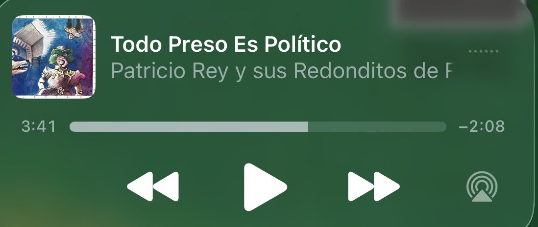 antoluggren's tweet photo. mis auriculares un lunes a las 10am con ganas de morir y 3hs de sueño https://t.co/YyuVtyGIDC