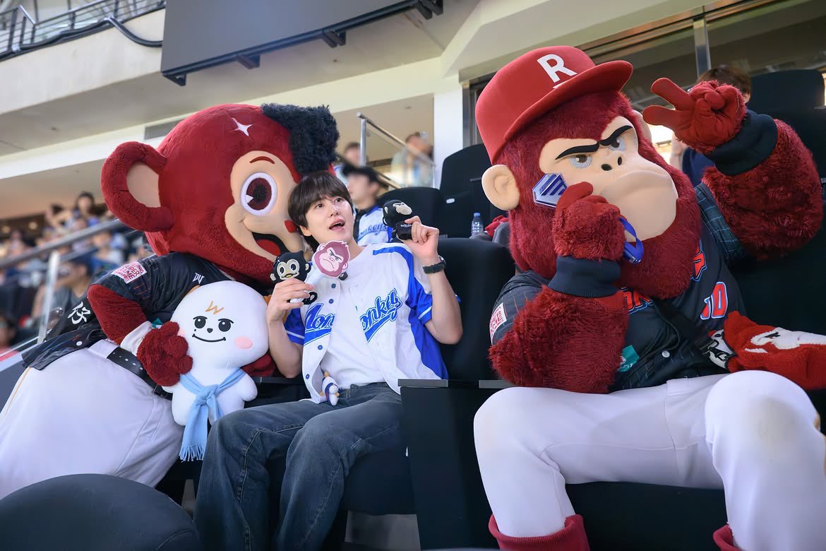 RaonKyu's tweet photo. 260831 rakuten_monkeys IG

KYUHYUN in Rakuten Monkeys FM10.0 SINGDOME 音樂電台！ 🎧✨

#규현 #KYUHYUN #圭賢 https://t.co/clnlfxhcXS