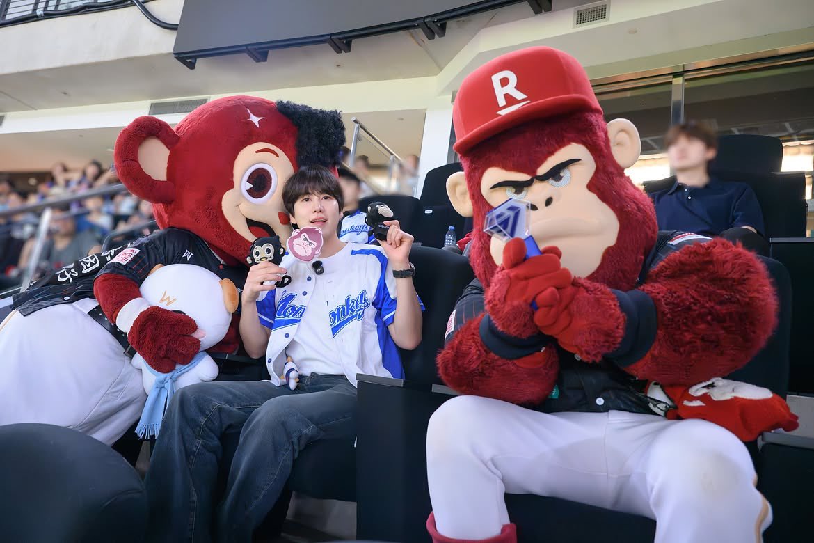RaonKyu's tweet photo. 260831 rakuten_monkeys IG

KYUHYUN in Rakuten Monkeys FM10.0 SINGDOME 音樂電台！ 🎧✨

#규현 #KYUHYUN #圭賢 https://t.co/clnlfxhcXS
