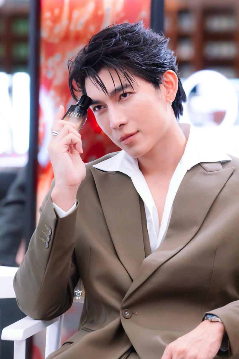 MOA_KK's tweet photo. 🖤

MEWTUL SERUMSILK

#BobbiBrownTHxMewTul
@MSuppasit https://t.co/3A8m5TqXtB