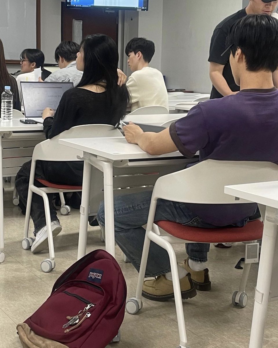 xpeachwrites's tweet photo. yung classmate mong ballpen at cellphone lang dala sa klase https://t.co/kQqV6f89Mc