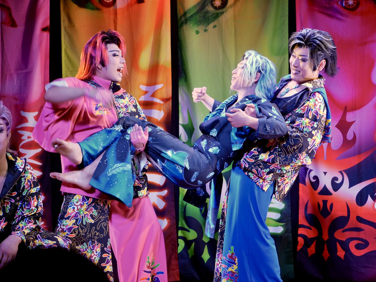 Riri_engeki's tweet photo. 叔父・甥 コンビに担がれて遊ばれる
はる雄座長がとても可愛かったのが今日の千穐楽の個人的ハイライト← https://t.co/BdtIkeIXIe